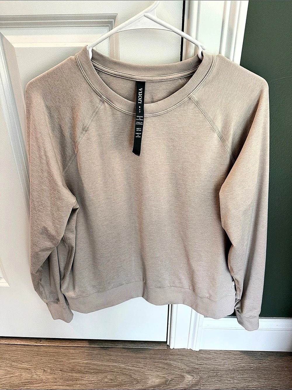 Vuori Long Sleeve in Brown Like New